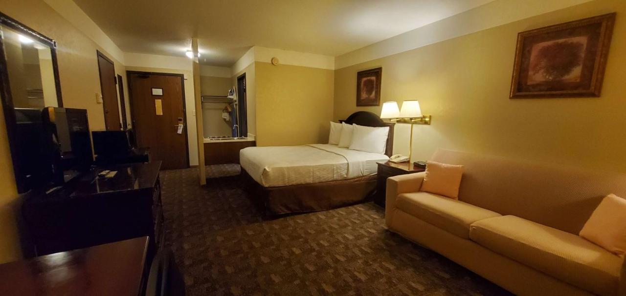 Americas Best Value Inn Chippewa Falls Exterior photo