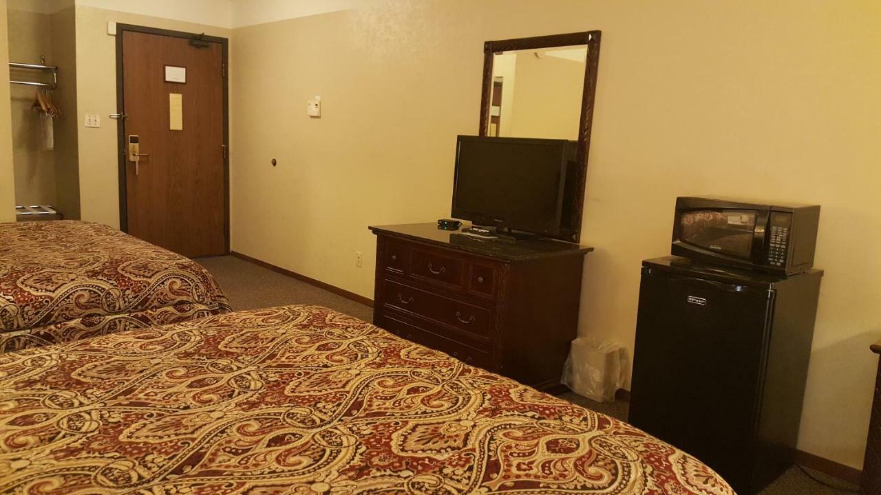 Americas Best Value Inn Chippewa Falls Exterior photo
